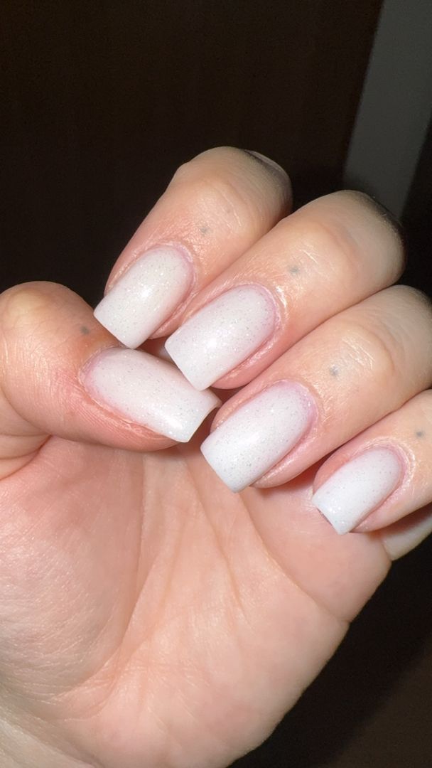 Klasyczny french manicure na kwadratowych paznokciach